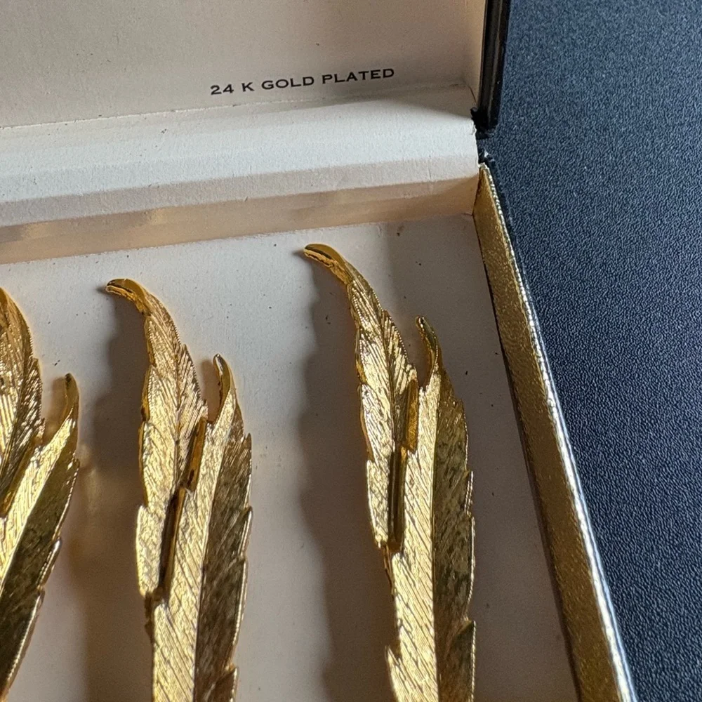 Vintage Janis Collection set of 6 feather-shaped spreaders plated in 24k gold.